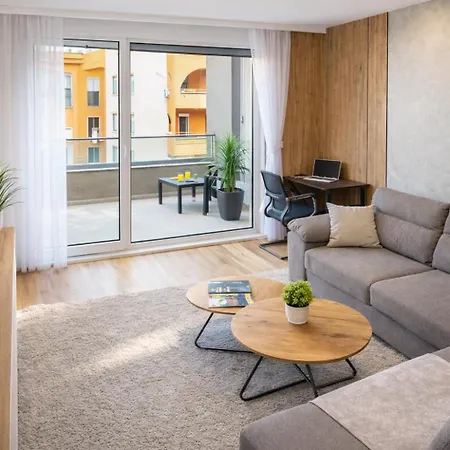 With Free Parking, Balcony & Walk To Center Апартаменты Скопье