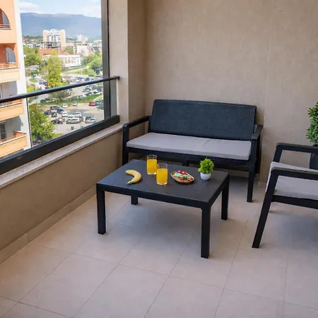 With Free Parking, Balcony & Walk To Center Апартаменты Скопье