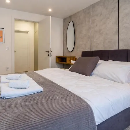 Апартаменты With Free Parking, Balcony & Walk To Center *