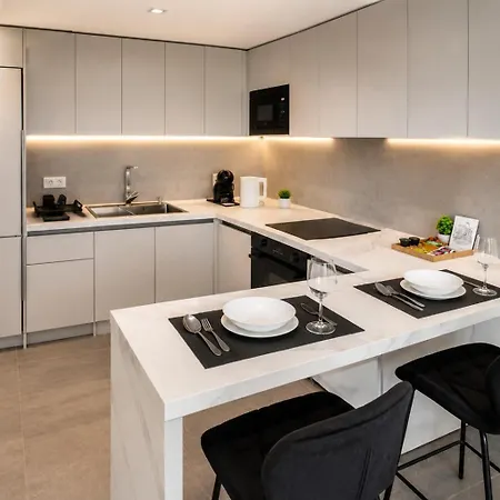 With Free Parking, Balcony & Walk To Center *