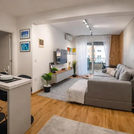 Апартаменты With Free Parking, Balcony & Walk To Center *