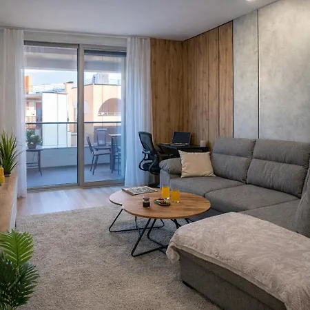 Daire With Free Parking, Balcony & Walk To Center *