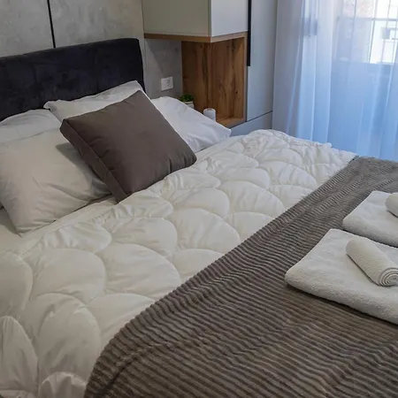 With Free Parking, Balcony & Walk To Center Апартаменты Скопье