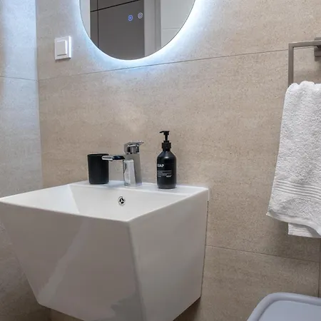 With Free Parking, Balcony & Walk To Center Üsküp