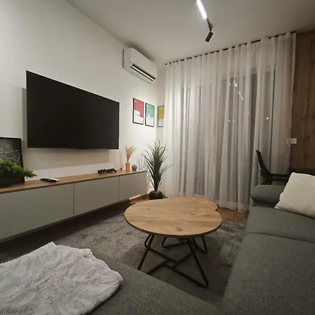 With Free Parking, Balcony & Walk To Center *