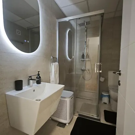 With Free Parking, Balcony & Walk To Center Üsküp
