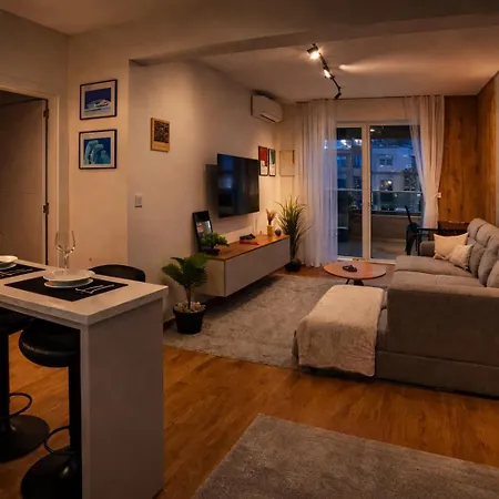 With Free Parking, Balcony & Walk To Center Daire *