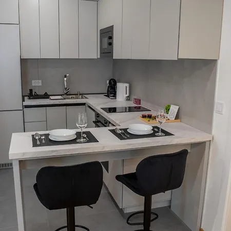 With Free Parking, Balcony & Walk To Center Апартаменты