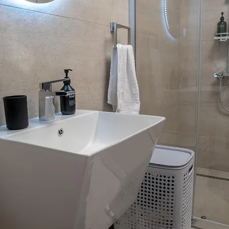 With Free Parking, Balcony & Walk To Center Апартаменты