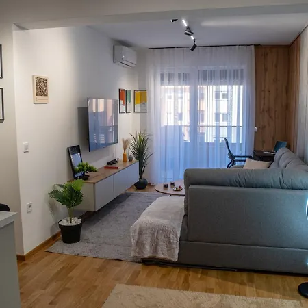 With Free Parking, Balcony & Walk To Center Апартаменты Скопье