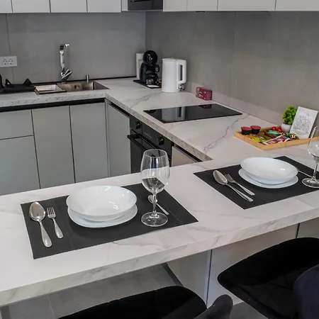 With Free Parking, Balcony & Walk To Center Апартаменты